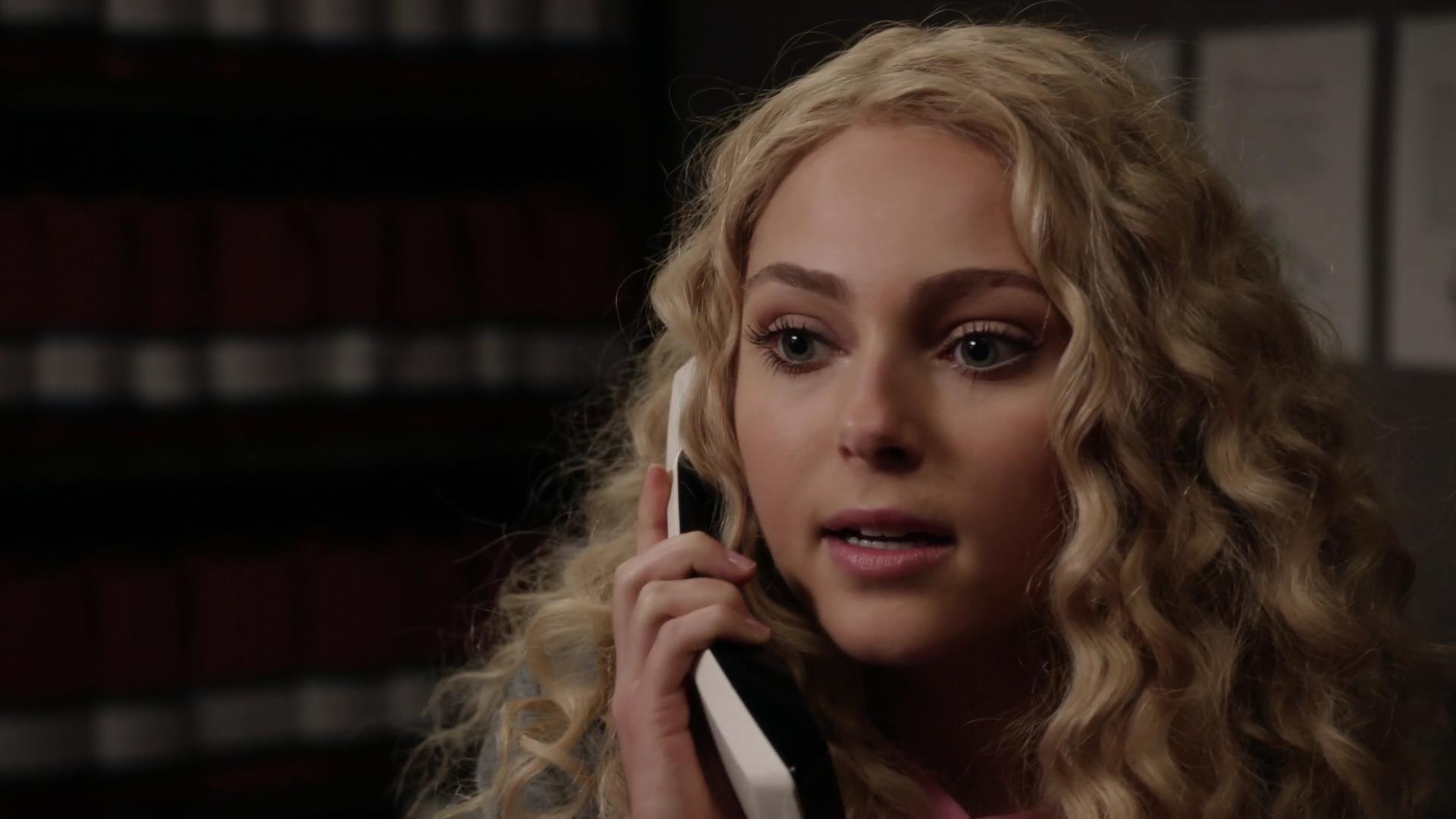 TheCarrieDiaries1x02_AnnaSophiaRobbOnline0500.jpg