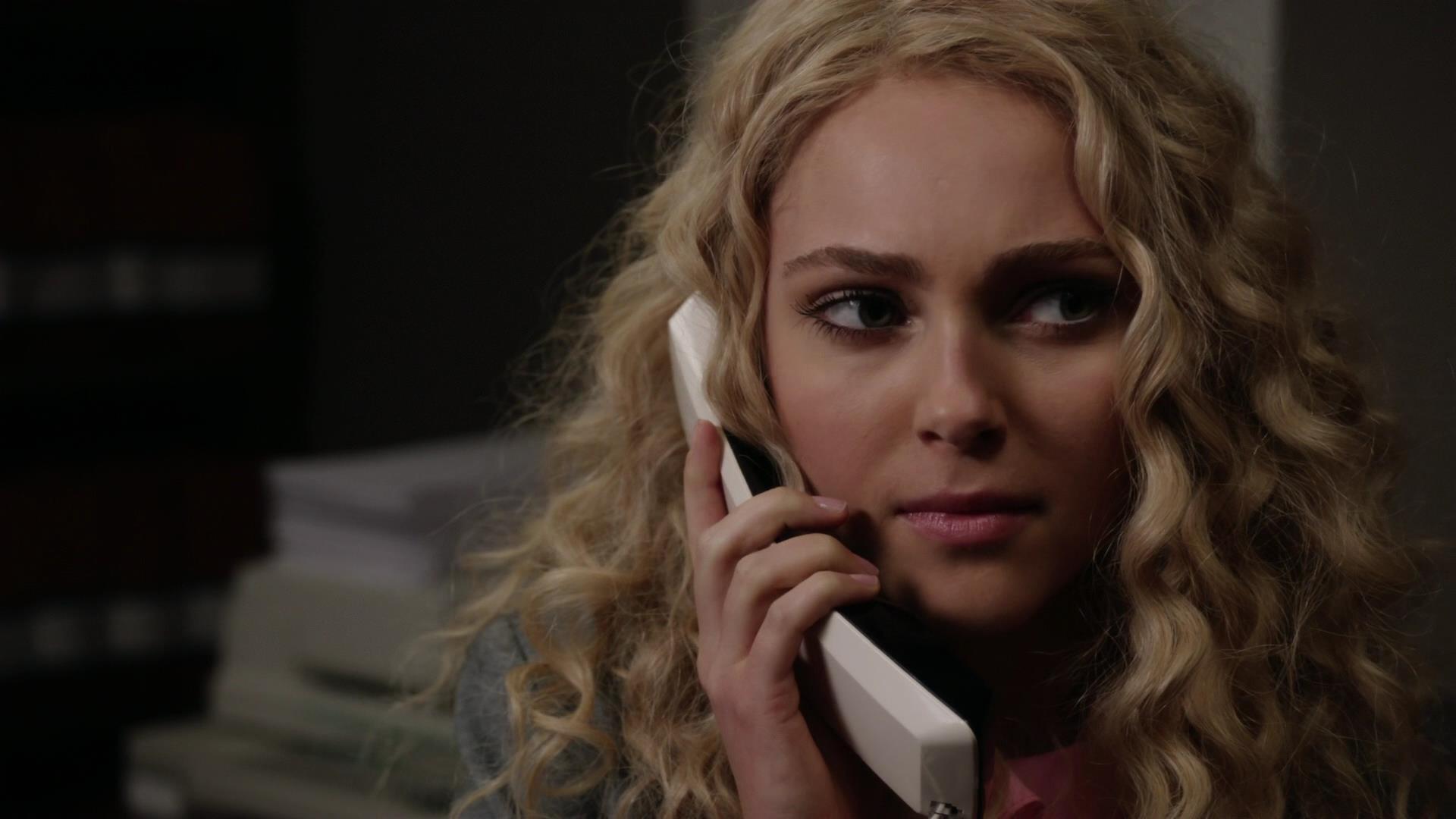 TheCarrieDiaries1x02_AnnaSophiaRobbOnline0513.jpg