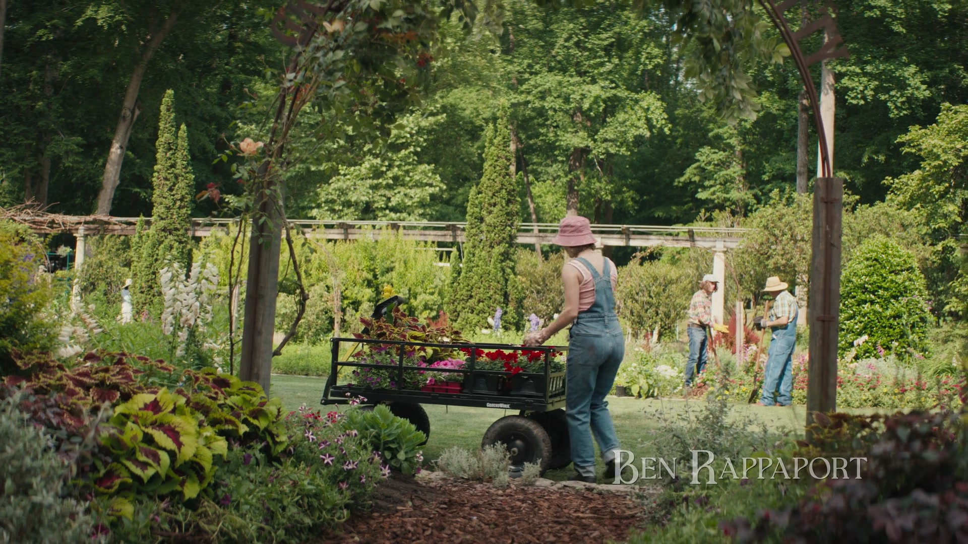 Grosse_Pointe_Garden_Society_S01E01_1080p_ASRO_000147.jpg