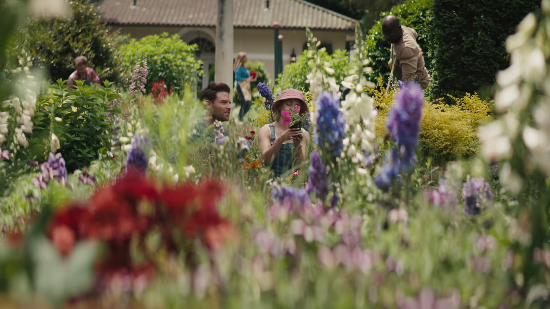 Grosse_Pointe_Garden_Society_S01E01_1080p_ASRO_000253.jpg
