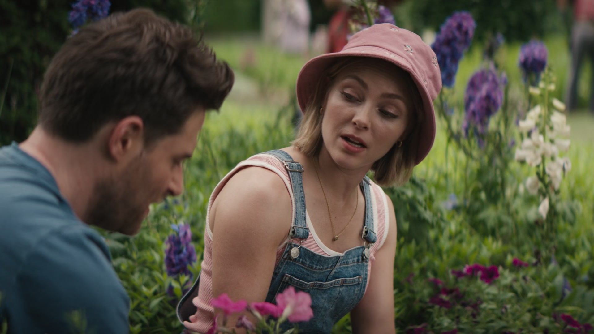 Grosse_Pointe_Garden_Society_S01E01_1080p_ASRO_000274.jpg