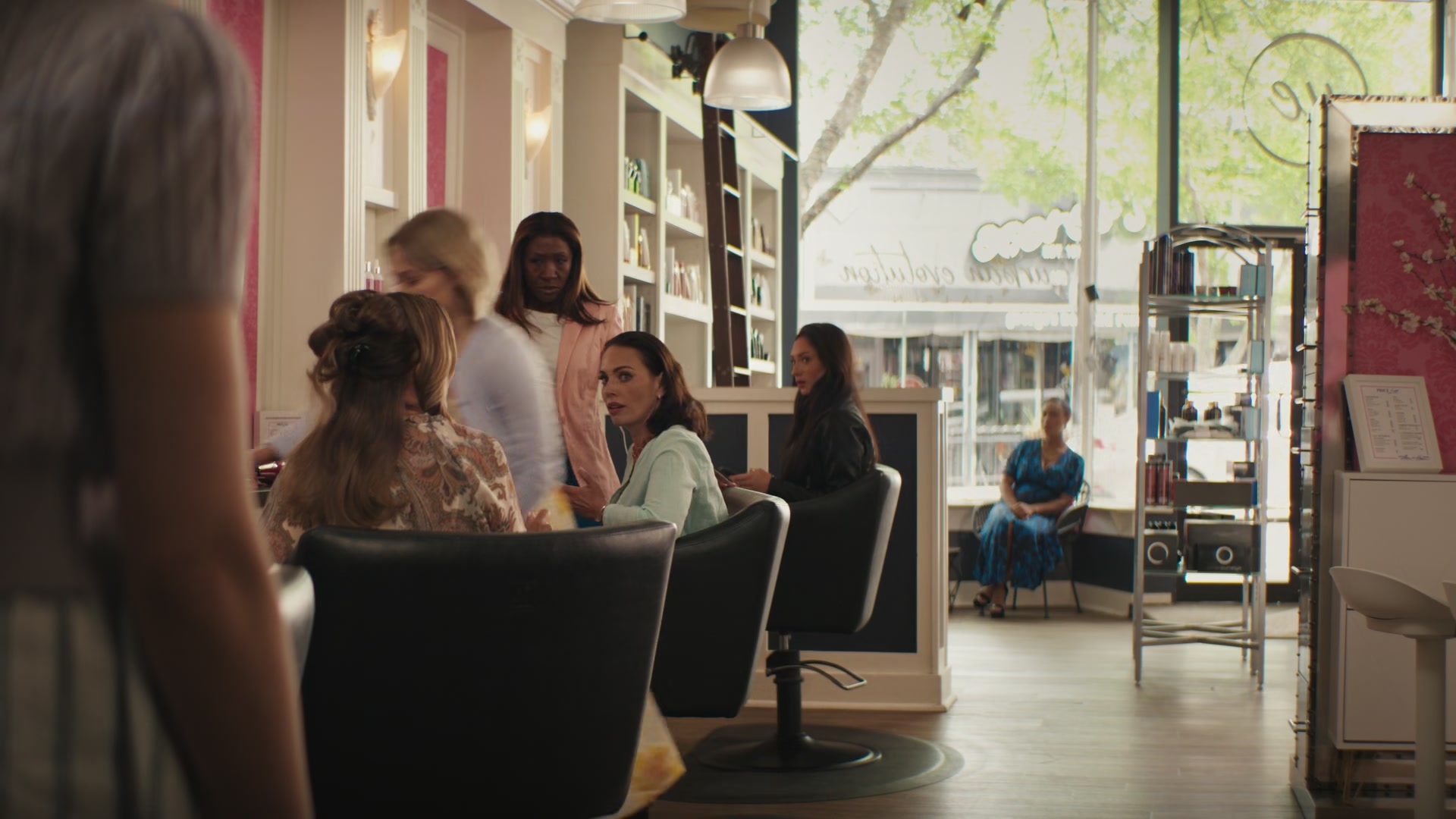 Grosse_Pointe_Garden_Society_S01E01_1080p_ASRO_005140.jpg Grosse_Pointe_Garden_Society_S01E01_1080p_ASRO_005140.jpg