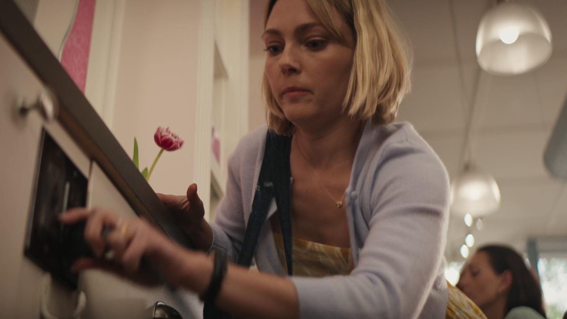 Grosse_Pointe_Garden_Society_S01E01_1080p_ASRO_005145.jpg Grosse_Pointe_Garden_Society_S01E01_1080p_ASRO_005145.jpg