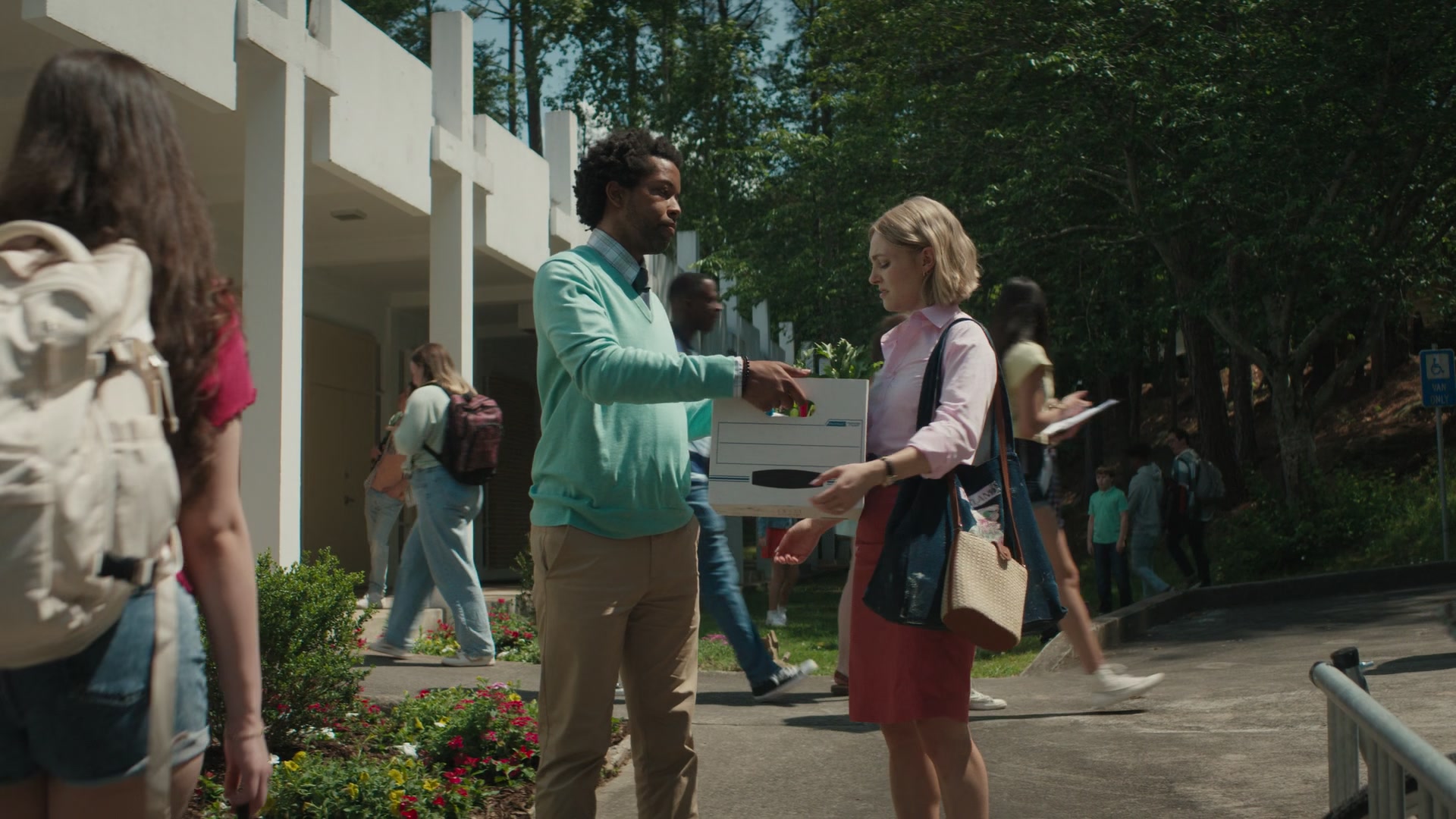 Grosse_Pointe_Garden_Society_S01E01_1080p_ASRO_005480.jpg Grosse_Pointe_Garden_Society_S01E01_1080p_ASRO_005480.jpg