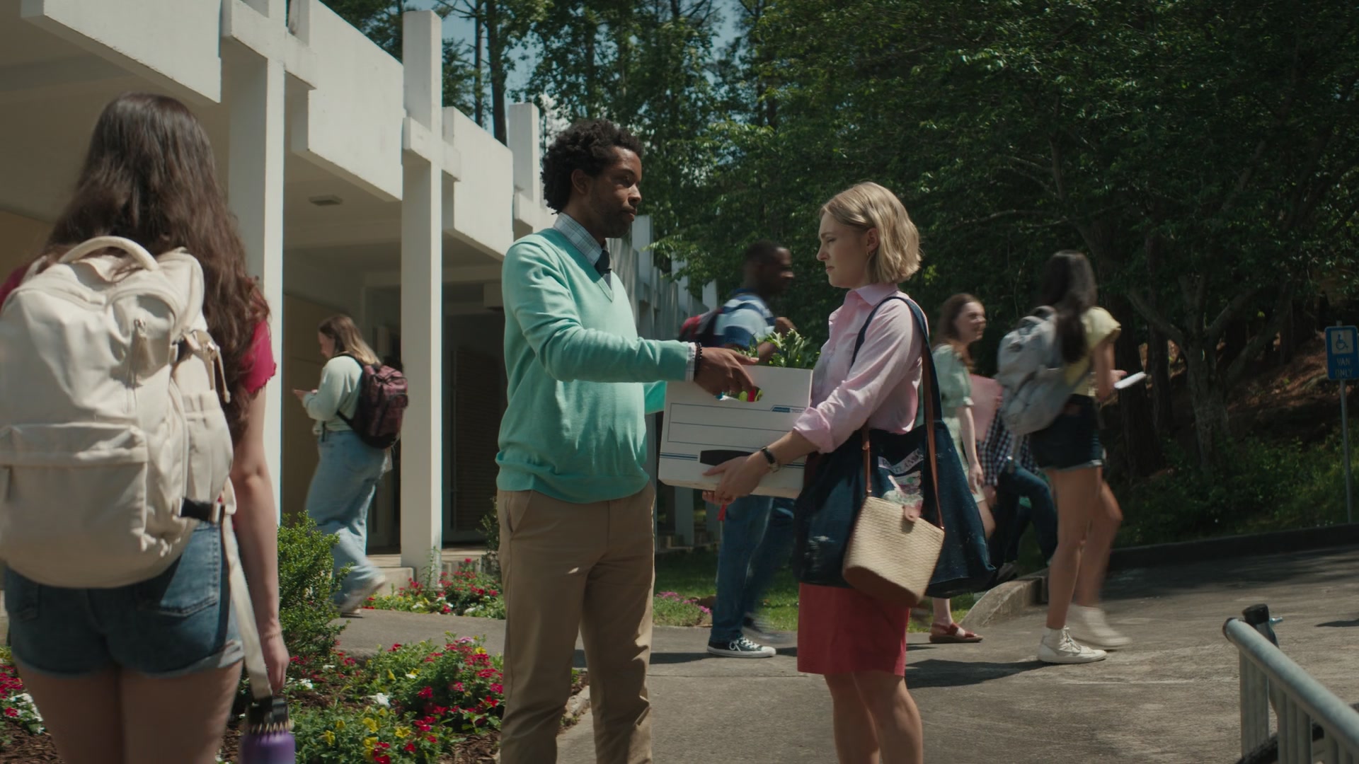 Grosse_Pointe_Garden_Society_S01E01_1080p_ASRO_005481.jpg