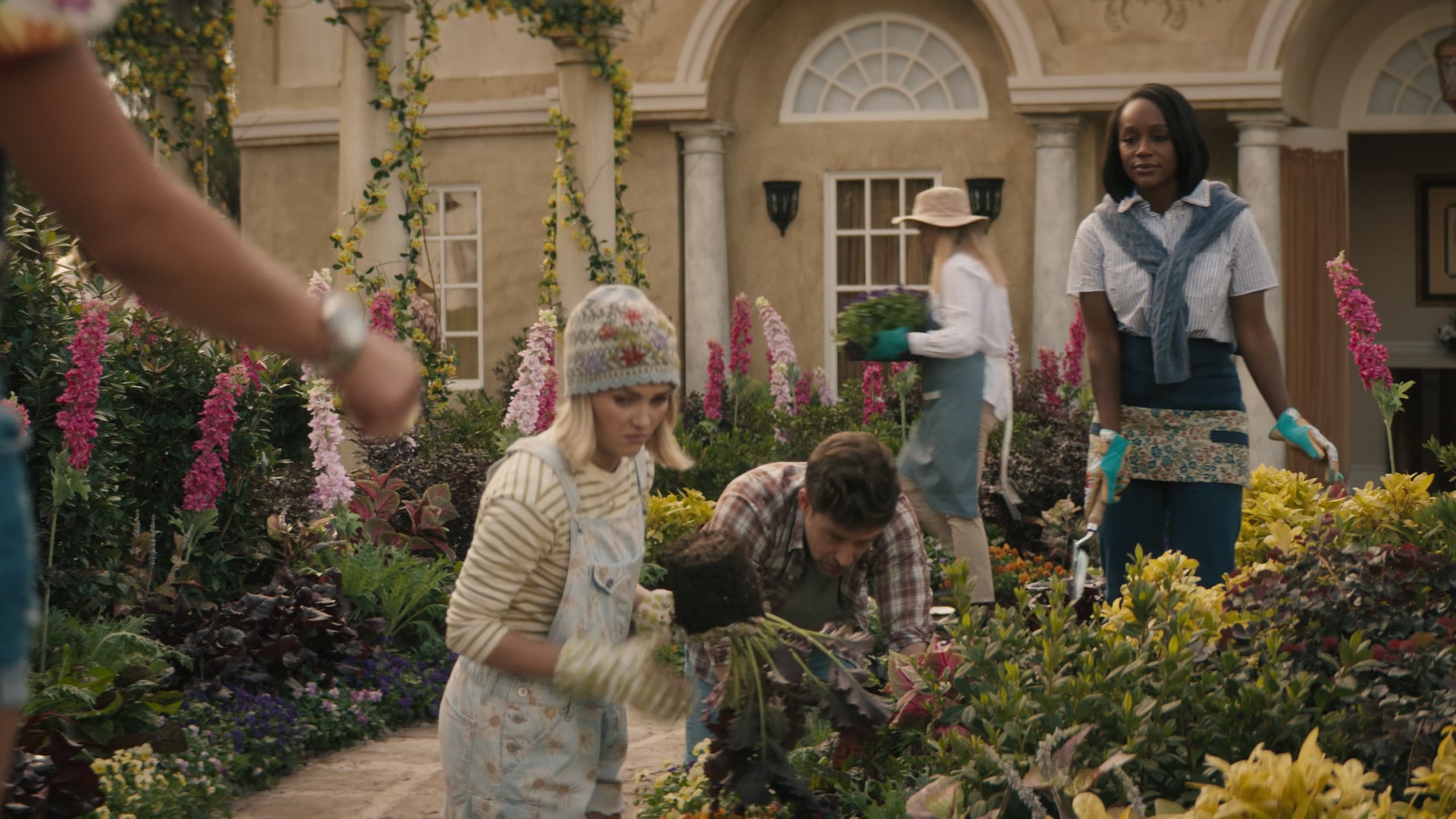 Grosse_Pointe_Garden_Society_S01E02_1080p_ASRO_001186.jpg