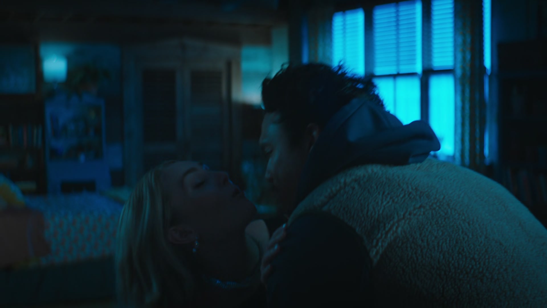 Grosse_Pointe_Garden_Society_S01E04_1080p_ASRO_000221.jpg