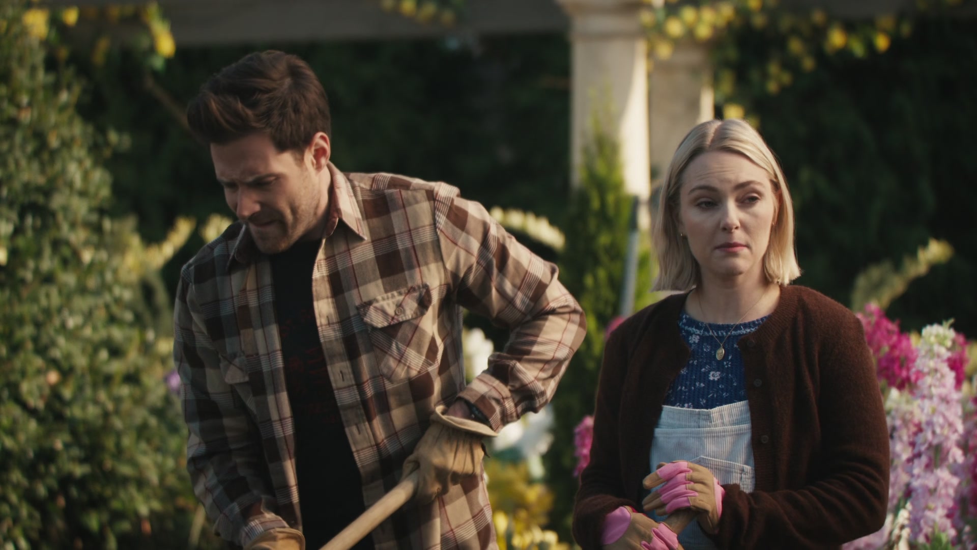 Grosse_Pointe_Garden_Society_S01E04_1080p_ASRO_000574.jpg Grosse_Pointe_Garden_Society_S01E04_1080p_ASRO_000574.jpg