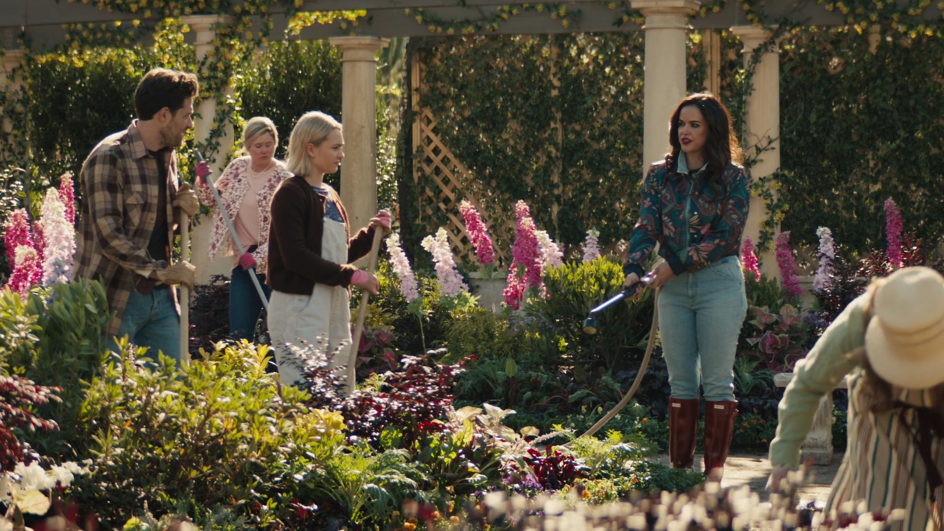 Grosse_Pointe_Garden_Society_S01E04_1080p_ASRO_000582.jpg Grosse_Pointe_Garden_Society_S01E04_1080p_ASRO_000582.jpg