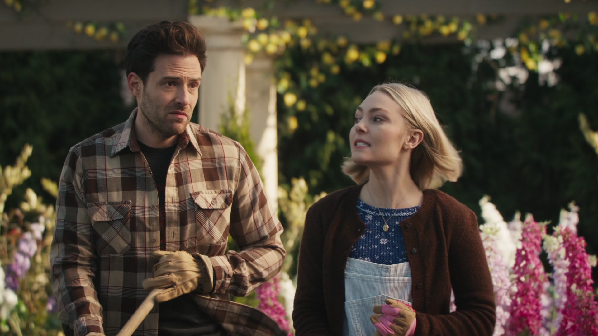 Grosse_Pointe_Garden_Society_S01E04_1080p_ASRO_000590.jpg Grosse_Pointe_Garden_Society_S01E04_1080p_ASRO_000590.jpg