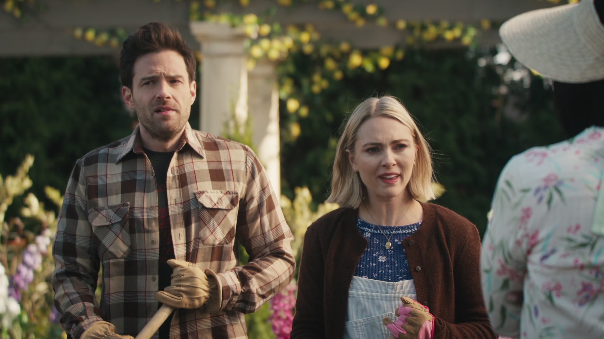 Grosse_Pointe_Garden_Society_S01E04_1080p_ASRO_000609.jpg