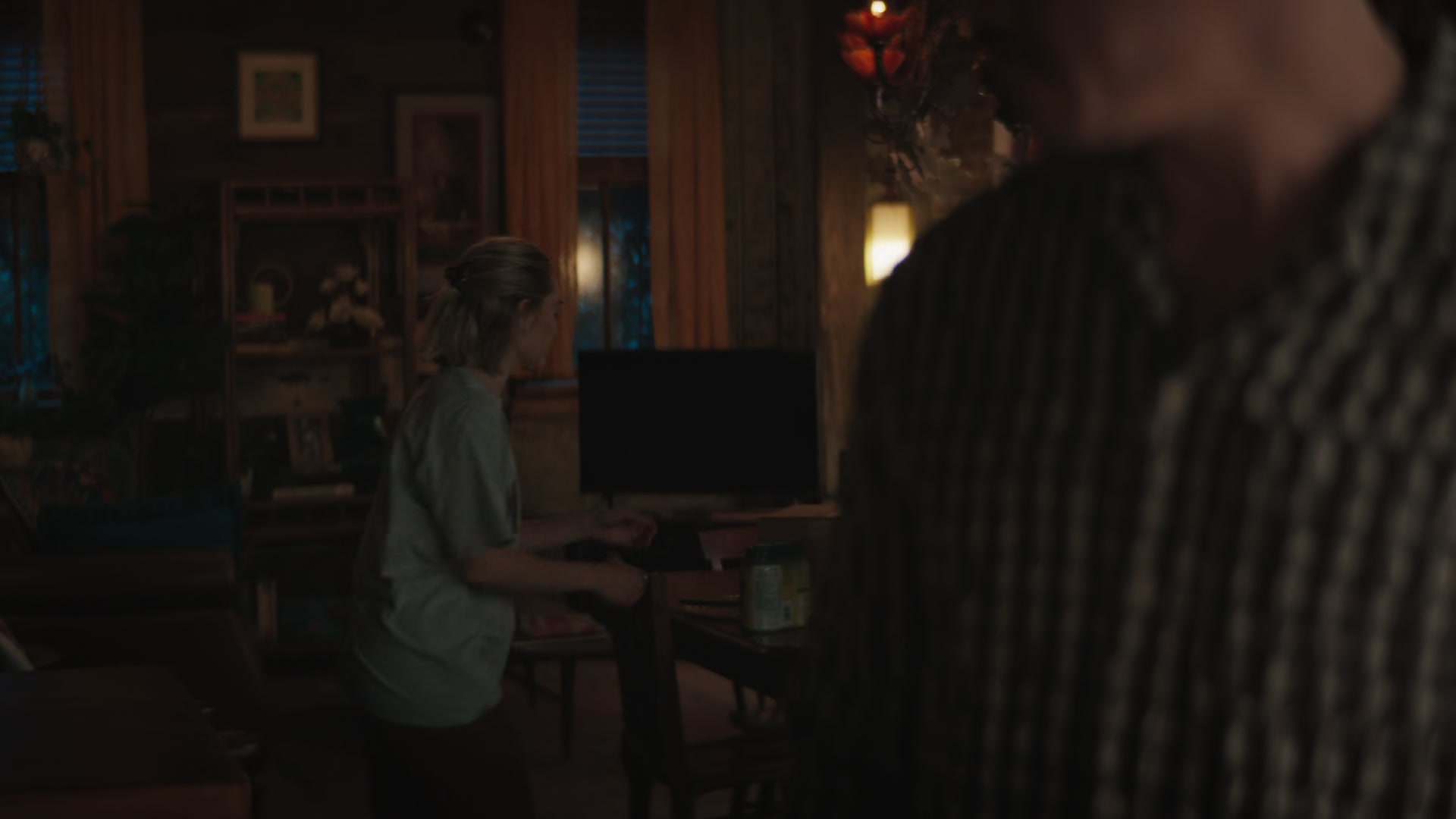 Grosse_Pointe_Garden_Society_S01E04_1080p_ASRO_000901.jpg