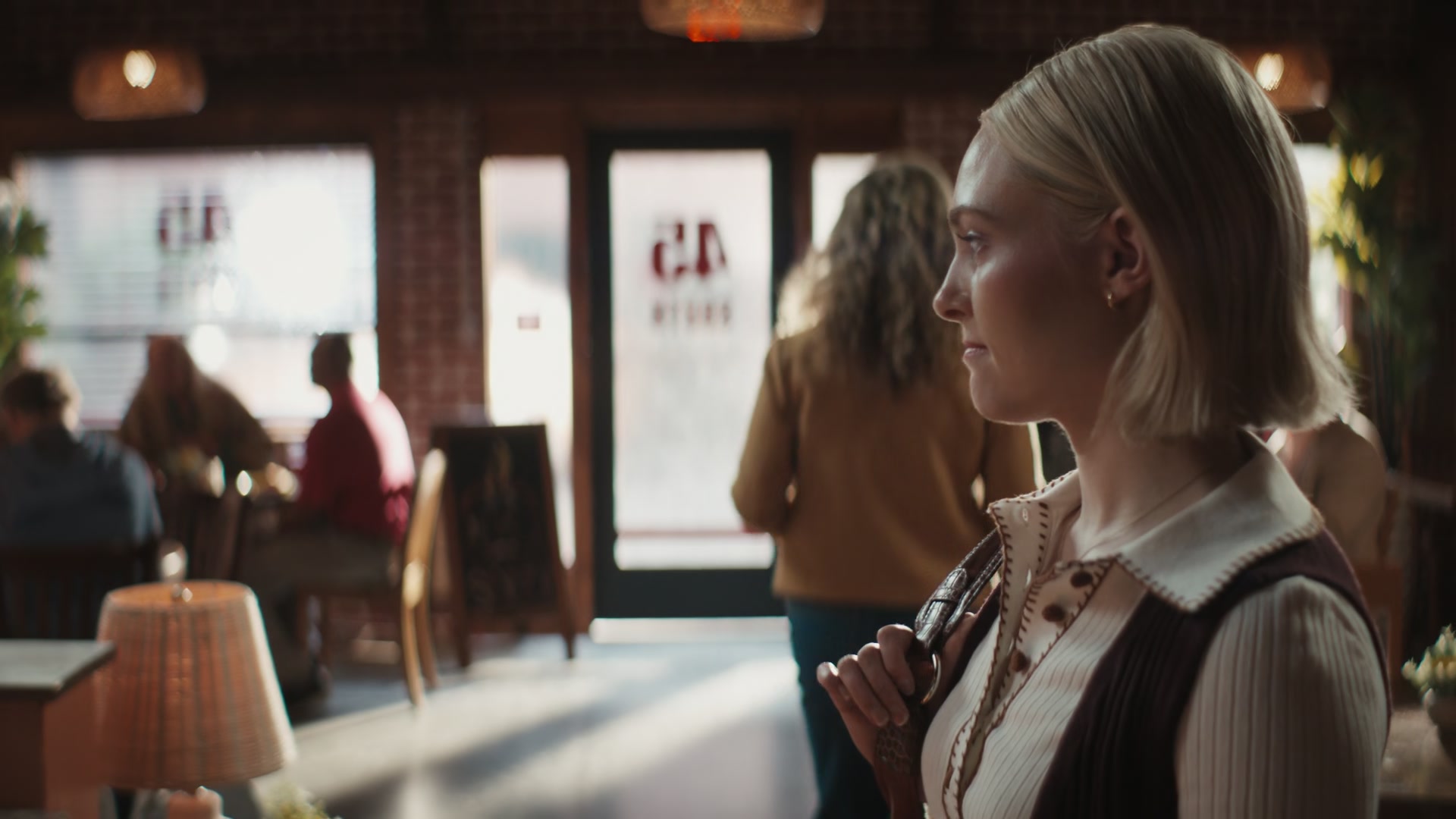 Grosse_Pointe_Garden_Society_S01E08_1080p_ASRO_001569.jpg Grosse_Pointe_Garden_Society_S01E08_1080p_ASRO_001569.jpg