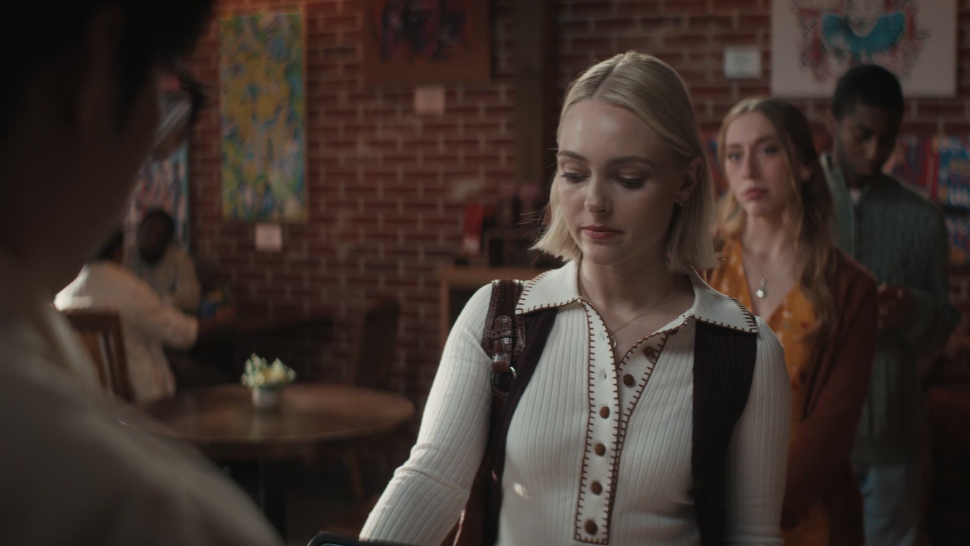 Grosse_Pointe_Garden_Society_S01E08_1080p_ASRO_001594.jpg Grosse_Pointe_Garden_Society_S01E08_1080p_ASRO_001594.jpg