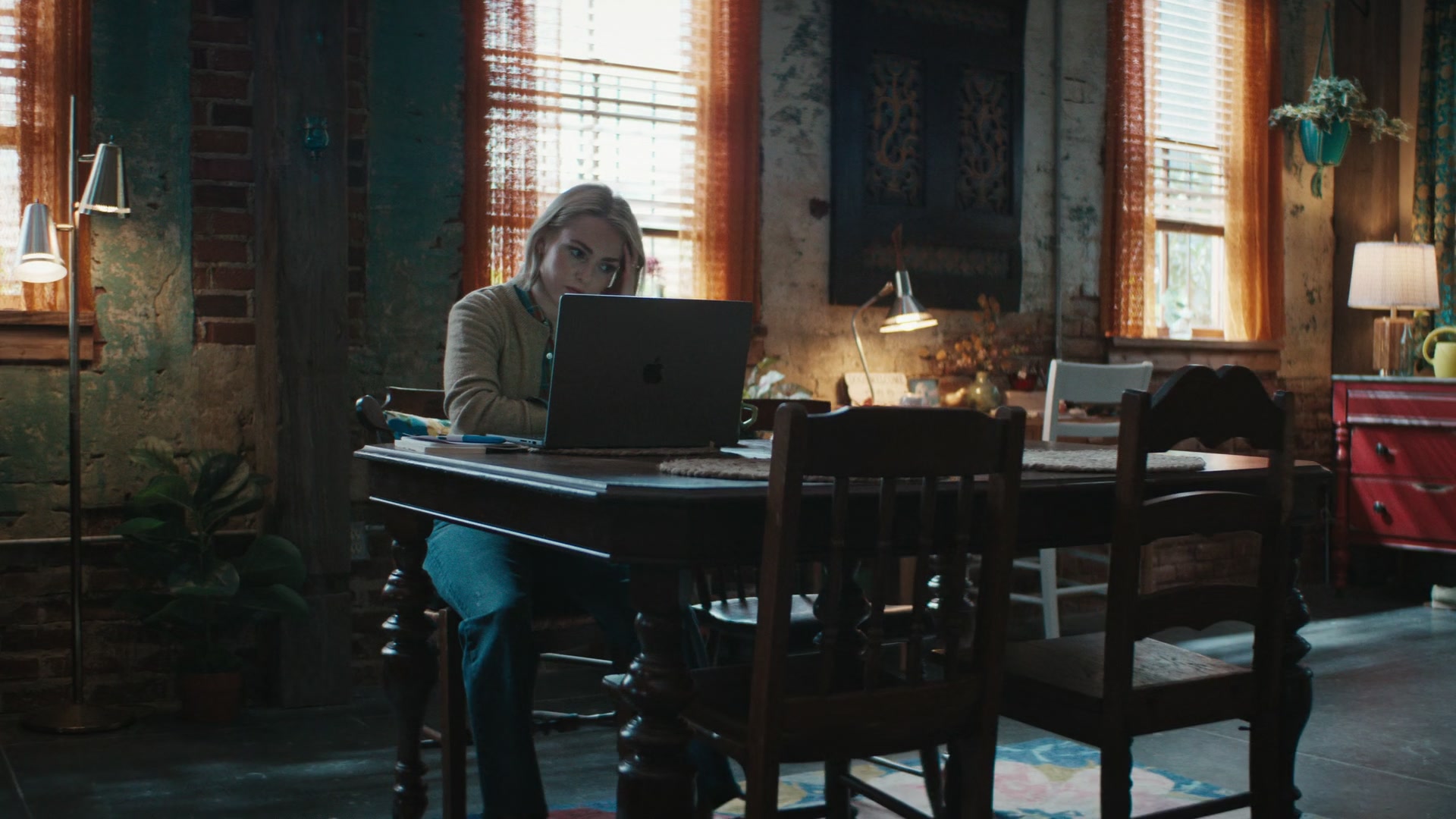 Grosse_Pointe_Garden_Society_S01E08_1080p_ASRO_005364.jpg