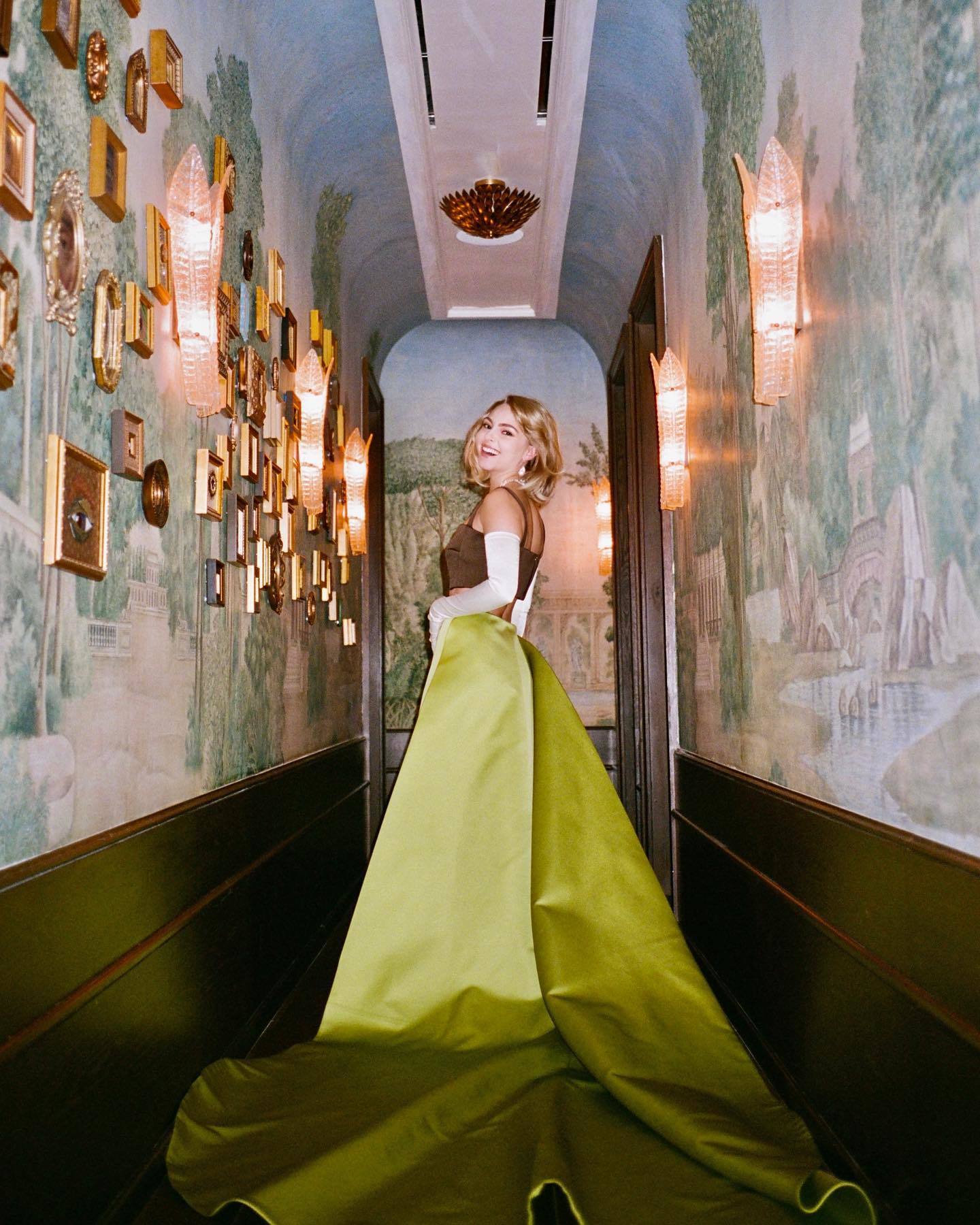 annasophiarobbonline_emmahowie_281229.jpg