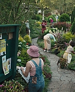 Grosse_Pointe_Garden_Society_S01E01_1080p_ASRO_000114.jpg